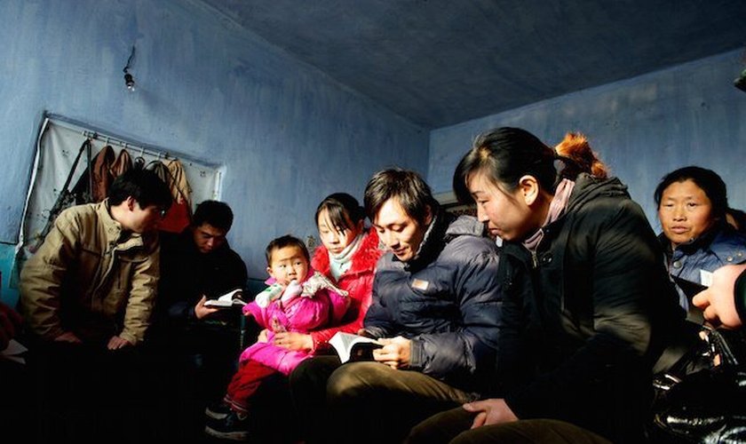 3999049961-cristaos-lendo-biblias-na-coreia-do-norte1 A Fé nos Torna Alvos: Cristã na Coreia do Norte Relata a Perseguição aos Cristãos