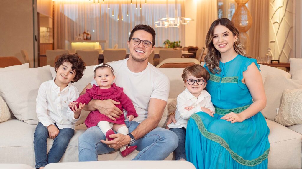 deive-leonardo-com-a-familia-na-revista-caras-1-1024x576 Deive Leonardo rebate críticas e diz ter “dó” de quem ataca suas pregações