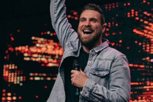 Pastor André Fernandes Leiloa Tênis por R$ 8 Mil Durante Culto e Gera Polêmica