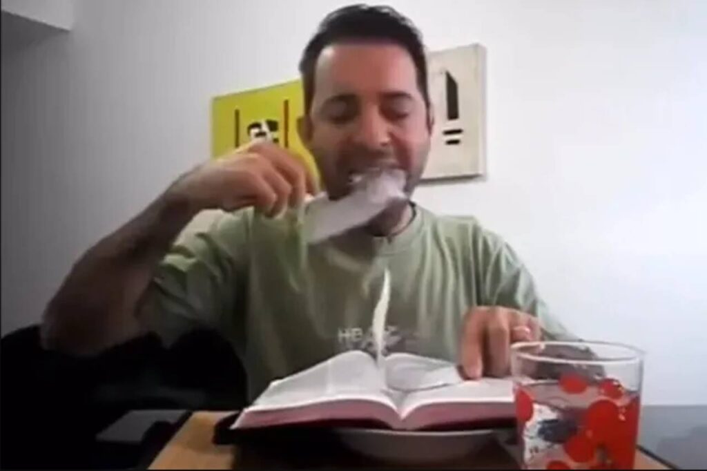 Polêmica: "Pastor" mastiga páginas da Bíblia durante pregação e gera revolta