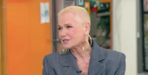 Xuxa Lança Novo Álbum Infantil e Gera Polêmica por Brinco Controverso